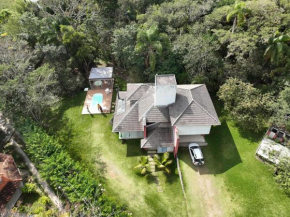 Linda casa , natureza linda, piscina, sauna e spa.